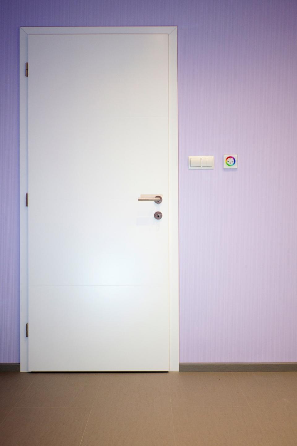 Kétszínű festett beltéri ajtók egy legénylakásban | Referencia - Ajtóház